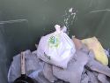 Los escombros depositados en uno de los contenedores