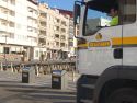 Un camión de la basura en la zona portuaria de Sanxenxo