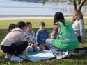 Los niños participando en actividades de sensibilización ambiental