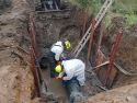 Operarios arreglando una rotura en el conducto