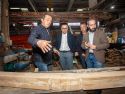 José González durante su visita a Astilleros Catoira, acompañado por el alcalde, Julián Bustelo