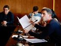 El alcalde, Luis Arosa, muestra un documento al Pleno