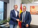 El presidente de la Xunta de Galicia, Alfonso Rueda, junto al alcalde de Moraña, Sito Gómez