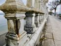 Imaxe da deteriorada balaustrada de Vilaxoán
