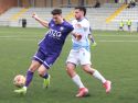 Adri Castro disputa un balón en el partido ante el Montañeros