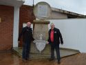 El presidente de la Peña Celeste, Pedro Arauxo, y el vicepresidente, Manuel Otero, posan con el escudo a la entrada del campo