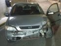 El frontal del Opel Astra sufrió daños al impactar contra un muro de piedra, además de en su parte posterior izquierda fruto del coche con el Volvo S60