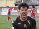 Álex Rey celebra con rabia ante la cámara de Juan Acha su octavo gol en liga