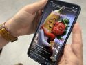 Un usuario sigue una ‘frutinovela’ desde su móvil