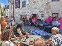 Asistentes a uno de las actuaciones musicales organizadas en la jornada gastronómica