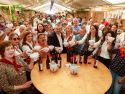 Autoridades y colaboradores, hoy, en el brindis inaugural