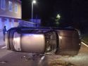 Un BMW acabó volcado lateralmente sobre la calzada, a la que regresó tras salirse de la vía por el lado izquierdo e impactar contra un talud