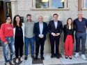 Los representantes de las entidades tras la firma del convenio