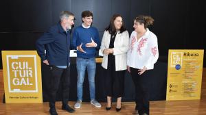 La presentación del Culturgal Expansivo se realizó en el hall del auditorio municipal de Ribeira