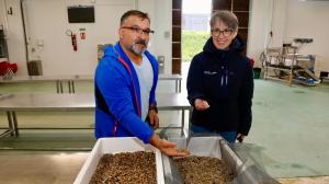 La directora xeral y el patrón mayor, hoy, en la lonja insular