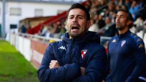 Gonza Fernández durante el partido con el Montañeros en A Lomba