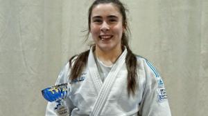 Leyre Villamediana con el trofeo de Campeona