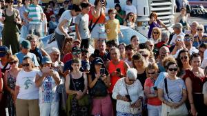 Vecinos y turistas durante la celebración de las Festas do Carme en O Grove