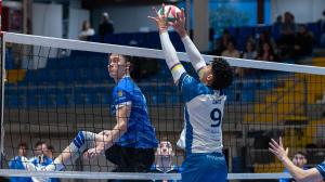 Juan Cañate durante una acción del partido