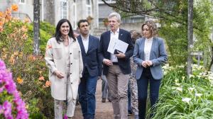 Alfonso Rueda con Luis López, Paula Prado y la portavoz del Partido Popular en Cuntis, Isabel Couselo