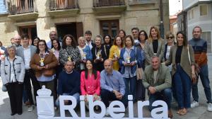 Las protagonistas del homenaje inmortalizaron el momento con una foto junto a las autoridades políticas, así como otros representantes del  sector del mar y empresarial