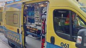 Una ambulancia del 061 trasladó a la víctima hasta el servicio de Urxencias del hospital comarcal