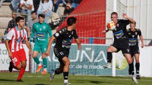 Remeseiro se lleva  el balón en una acción de la primera parte ayer en A Lomba en el duelo con el filial del CD Lugo | Mónica ferreirós