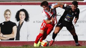 Torrado y el goleador del Polvorín Aday luchan por el balón en el último partido del Arosa