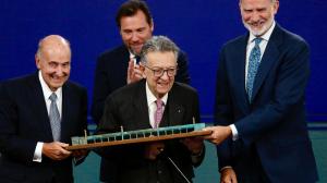 El Rey Felipe VI haciendo entrega del Foro La Toja – Josep Piqué