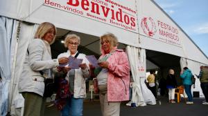 Visitantes en la carpa de degustación