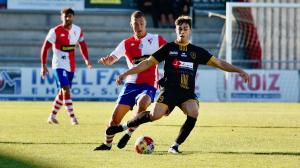 Samu Santos defiende un balón ante el Barbadás