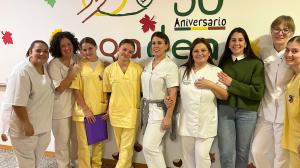 Vanesa Tubío, de verde, xunto ao grupo de compañeiras coas que realiza a súa labor