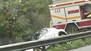 Un coche acabó fuera de la calzada tras resbalar y pasar por encima del guardarraíl