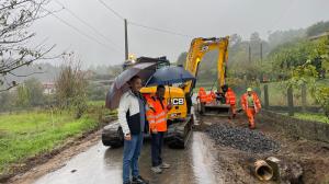 El alcalde de Cuntis supervisando los trabajos de asfaltado
