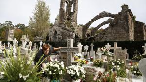 Monumental Santa Mariña al fondo, cubierto de blanco floral