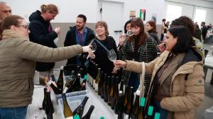 Asistentes a la feria de vino de Castes
