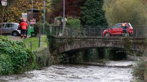 El caudal del río a su paso por Cuntis tras la activación del Plan Especial por riesgo de inundaciones en Galicia