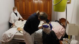 Trabajadora de ayuda a domicilio, en una imagen de archivo