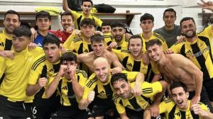 Los jugadores del Ribadumia celebran su victoria en Cordeiro