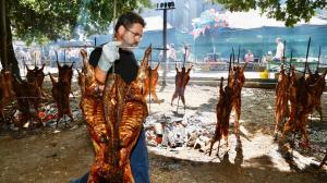 La celebración de la Festa do Carneiro ó Espeto en la Carballeira de Santa Lucía