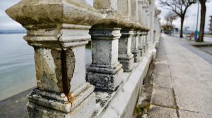 Imaxe da deteriorada balaustrada de Vilaxoán