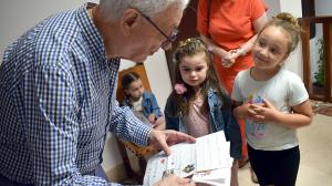 Los y las pequeñas del CRA en una visita al Concello de Valga