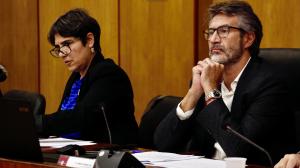 El alcalde, Alberto Varela y la edila Tania García en un pleno de Vilagarcía.jpg