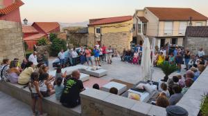 Los vecinos de Bordóns en una asamblea vecinal
