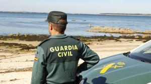 Un agente de la Guardia Civil frente a una playa en O Salnés