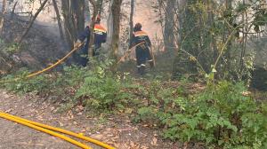 Voluntarios de la agrupación de Protección Civil de A Pobra participan en las labores de extinción del incendio forestal