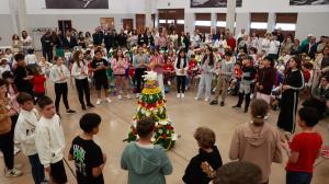 La comunidad escolar llenó el Salón Peña
