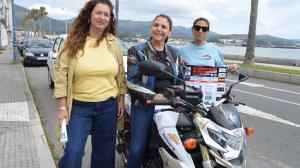 La concejala de Cultura, Patricia Lojo, y la presidenta y la secretaria del Motoclub Sinfrenos, Sponia Villa y Susana Riveiro, presentaron el cartel del evento en el entorno del Paseo do AReal en el que tendrá su epicentro la concentración motera