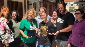 Gloria Abalo y Jesús Silva, en representación de dos de las entidades benéficas recogen el importe del donativo recibido en un acto simbólico en la Rúa do Sal
