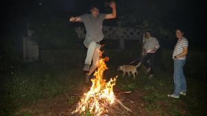 Jóvenes disfrutando de la noche de San Xoán
